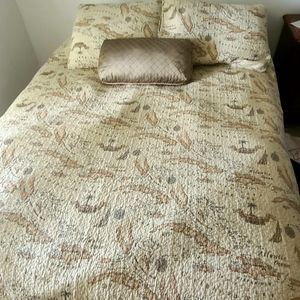 Tommy Bahama Bed spread with 2 matching shams